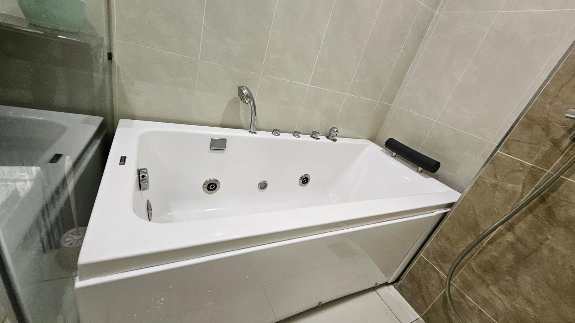 Paragon Suites Studios With Private Jacuzzi Near Ciq Rts Johor Bahru Eksteriør bilde