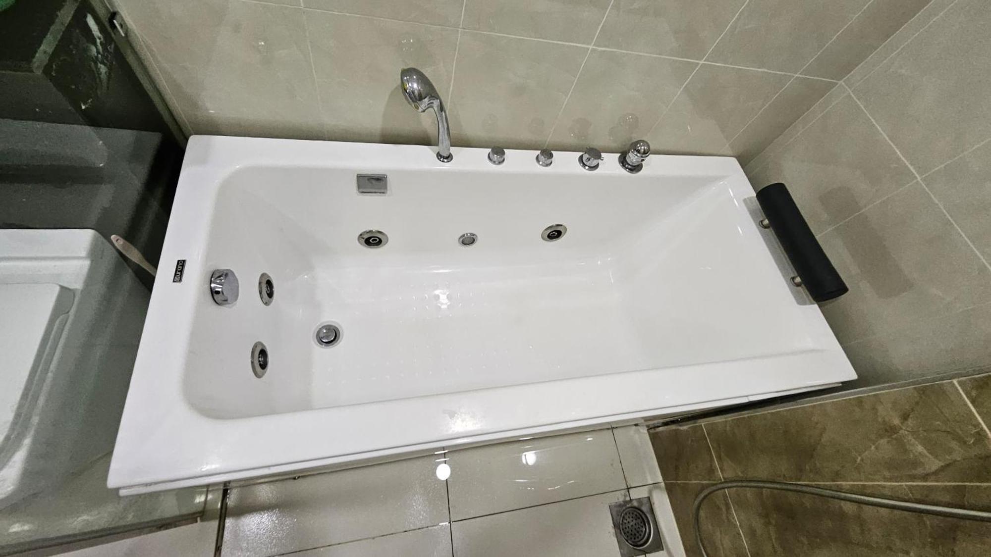 Paragon Suites Studios With Private Jacuzzi Near Ciq Rts Johor Bahru Eksteriør bilde